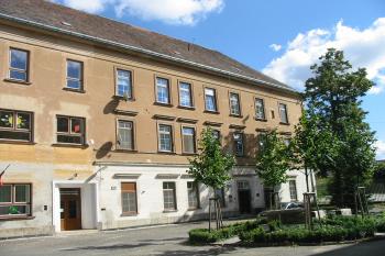 nádvorní strana východní budovy,vlevo v 1.patře novodobá "školní"okna,vpravo pozůstatky zám.oken s nadokennímí římsami (© D Dohňanský, 10/2015)