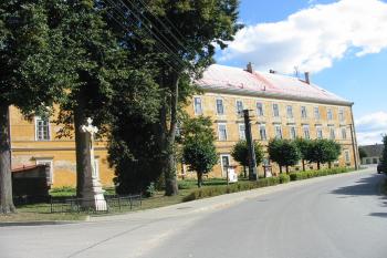 západní budova ve směru od Želetavy (© D Dohňanský, 10/2015)