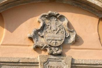Erb oseckého opata (1749-76) Kajetána Březiny z Birkenfeldu s rokem přístavby provedené za něj r. 1750 (© Radovan Smokoň 10/2006)