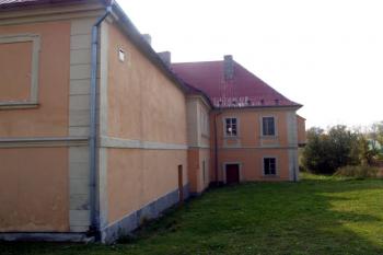 Zámeček ze zadu. ( © Radovan Smokoň 10/2006)