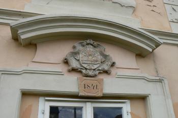Erb oseckého opata (1749-76) Kajetána Březiny z Birkenfeldu s rokem přístavby provedené r. 1841 za opata Františka Krügnera (© Prudký Martin, 03/2010)