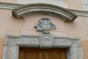 Erb oseckého opata (1749-76) Kajetána Březiny z Birkenfeldu s rokem přístavby provedené za něj r. 1750 (© Prudký Martin, 03/2010)