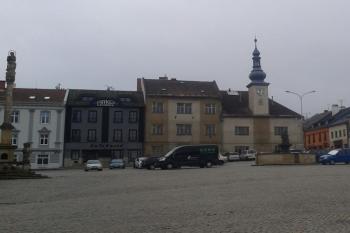 Pohled z náměstí ( © Ivo Rozehnal 03/2020)