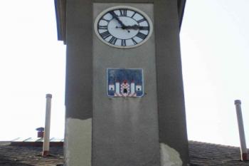 detail věžních hodin a znaku města, čelní pohled (© Ondřej Štěpánek 10/2006)