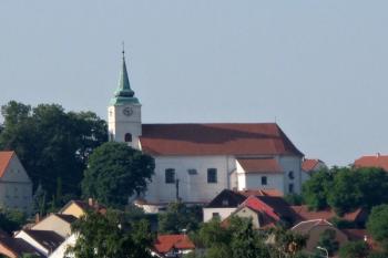pohled na kostel z hráze rybníka Olšovce ( © Jan P. Štěpánek 06/2013)