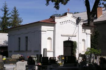 Celkový pohled na hrobku rodu Beessů z Chrostiny v areálu hnojnického hřbitova ( © Jan P. Štěpánek 09/2007)
