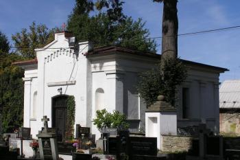 Beessovské hrobka od vstupu do areálu hřbitova ( © Jan P. Štěpánek 09/2007)