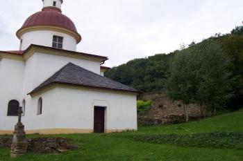Pustiměř - kaple sv.Anny - za ní zbytky rotundy (© Ivo Rozehnal, 09/2010)