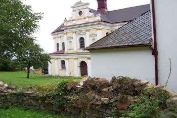 Pustiměř - pohled z místa rotundy - vpravo kaple sv.Anny a za ní chrám sv.Benedikta, stojící na místě starší stavby. (© Ivo Rozehnal, 09/2010)