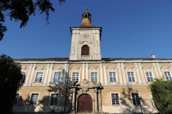 vstupní průčelí s věží ( © Jan P. Štěpánek 06/2014)
