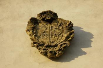 detail erbovní kartuše s aliančním erbem majitelů zámku ( © Ondřej Štěpánek 10/2006)