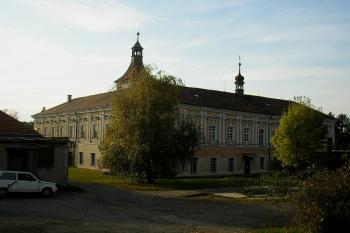 pohled na  jižní a východní zámecké křídlo s věžičkou nad kaplí ve východním křídle ( © Ondřej Štěpánek 10/2006)