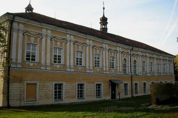 východní křídlo zámku s věžičkou na kaplí ( © Ondřej Štěpánek 10/2006)