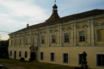 jižní křídlo s bočním vchodem a sochami ( © Ondřej Štěpánek 10/2006)