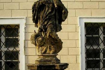 pozdně barokní socha sv. Jana Nepomuckého při jižním zámeckém křídle ( © Ondřej Štěpánek 10/2006)