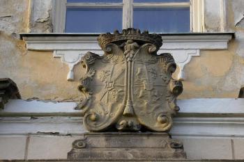 detail kartuše s aliančním erbem nad bočním vchodem do jižního zámeckého křídla ( © Ondřej Štěpánek 10/2006)