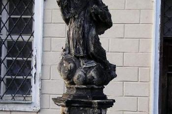 pozdně barokní socha sv. Vincence při jižním zámeckém křídle ( © Ondřej Štěpánek 10/2006)