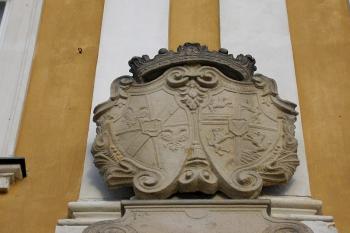 detail erbovní kartuše s aliančním erbem majitelů zámku nad hlavním průčelím v západním zámeckém křídle ( © Ondřej Štěpánek 10/2006)