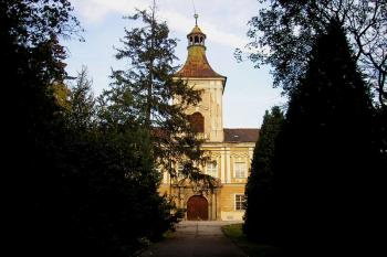 pohled na hlavní zámecké průčelí s věží  od přístupové cesty-přírodního parku ( © Ondřej Štěpánek 10/2006)