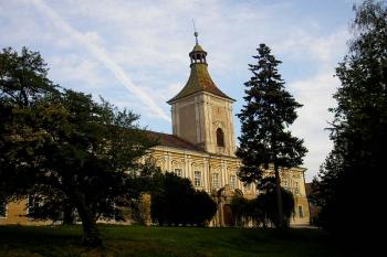 hlavní průčelí zámku s věží ( © Ondřej Štěpánek 10/2006)