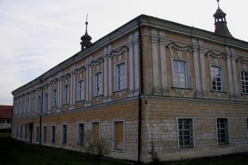 pohled od severu na východní zámecké křídlo s kaplí ( © Ondřej Štěpánek 10/2006)