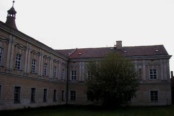 pohled na přístavek k západnímu zámeckéhu křídlu a jeho napojení na severní zámecké křídlo ( © Ondřej Štěpánek 10/2006)
