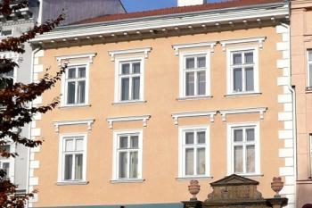 průčelí tzv. Omšova domu obrácené do Masarykova náměstí ( © Jan P. Štěpánek 11/2009)