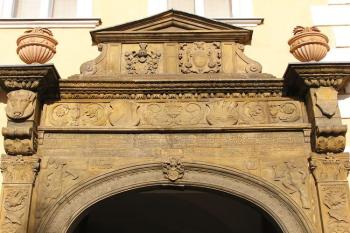 celkový pohled na horní zdobenou část renesančního portálu ( © Jan P. Štěpánek 11/2009)