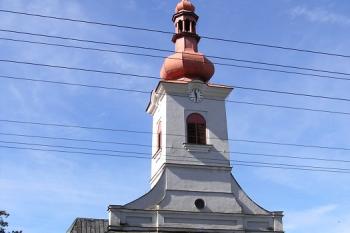 Čelní pohled na východní průčelí kostela ( © Jan P. Štěpánek 09/2007)