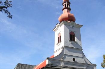 Hlavní průčelí hnojnického kostela ( © Jan P. Štěpánek 09/2007)