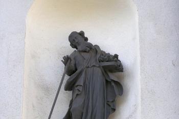 Jedna ze soch v průčelí kostela ( © Jan P. Štěpánek 09/2007)