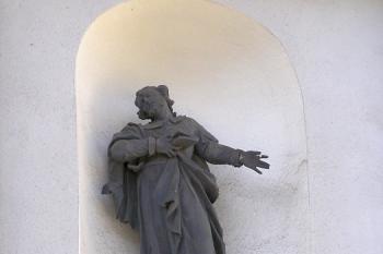 Jedna ze soch v průčelí kostela ( © Jan P. Štěpánek 09/2007)