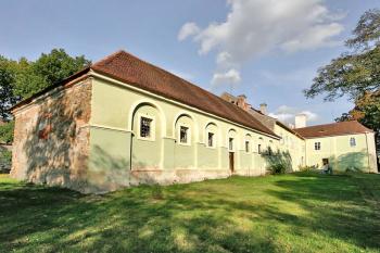 Jižní průčelí ( © Luděk Pitter 10/2006)