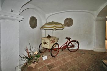 Vstupní chodba ( © Luděk Pitter 10/2006)