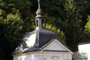 Celkový pohled na kapli sv. Peregrina na nábřeží řeky Bečvy ( © Jan P. Štěpánek 10/2007)