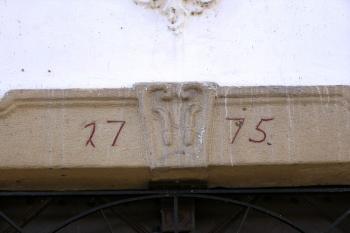Letopočet a dietrichštejnský erb nad vstupem do kaple ( © Jan P. Štěpánek 10/2007)