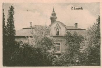 Severní fasáda zámku na historické pohlednici (© anon., před počátkem 20. století)