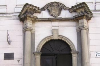 Jeden z barokních portálů do novějších částí budov konventu (© Jan P. Štěpánek, 10/2006)