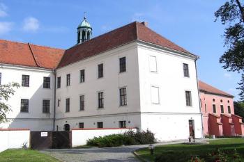 Jedna z budov kláštera (© Jan P. Štěpánek, 10/2006)