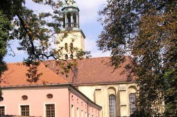 Pohled na kostel s klášterem z bývalého hradebního příkopu (© Jan P. Štěpánek, 10/2006)