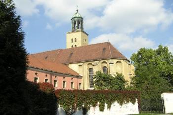 Klášterní kostel sv. Ducha a budovy minoritského konventu (© Jan P. Štěpánek, 10/2006)