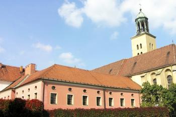 Pohled na areál kláštera a kostela od východu ( © Jan P. Štěpánek 10/2006)