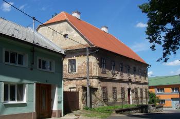 Dubany - Farní budova stále čeká na rekonstrukci (© Ivo Rozehnal, 06/2012)