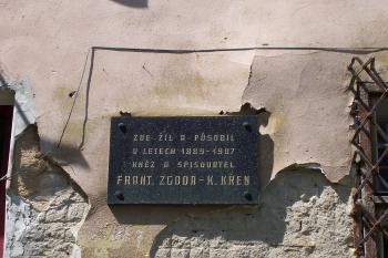 Dubany - tabulka na faře (© Ivo Rozehnal, 06/2012)