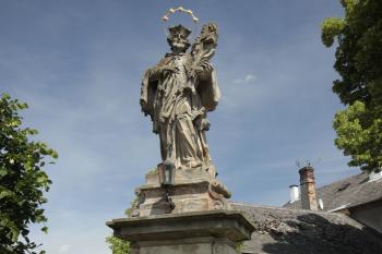 Socha sv. Jana Nepomuckého u kostela. (© Luděk Vláčil 05/2015)