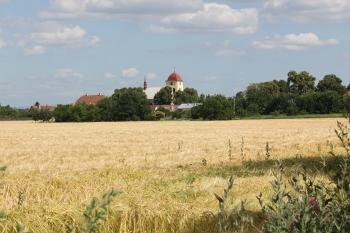 kostel a fara  ( © Luděk Vláčil 06/2019)