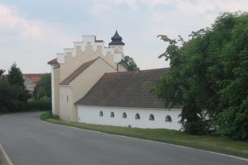 pohled od západu s částí hospodářských stavení (© Jaroslav Špiroch, 05/2018)