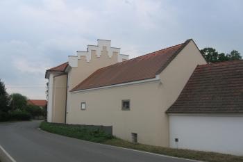 pohled na západní průčelí zámku, vlevo vystupující rizalit (© Jaroslav Špiroch, 05/2018)