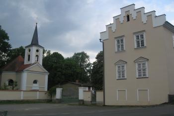 pohled od severovýchodu, vpravo zámek, vlevo kaple sv.Vojtěcha (© Jaroslav Špiroch, 05/2018)