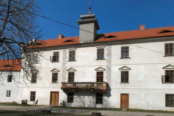 jižní průčelí zámku a přilehlého křídla hospodářského dvora ( © Pavel Zany Komárek 2.4. 2005)